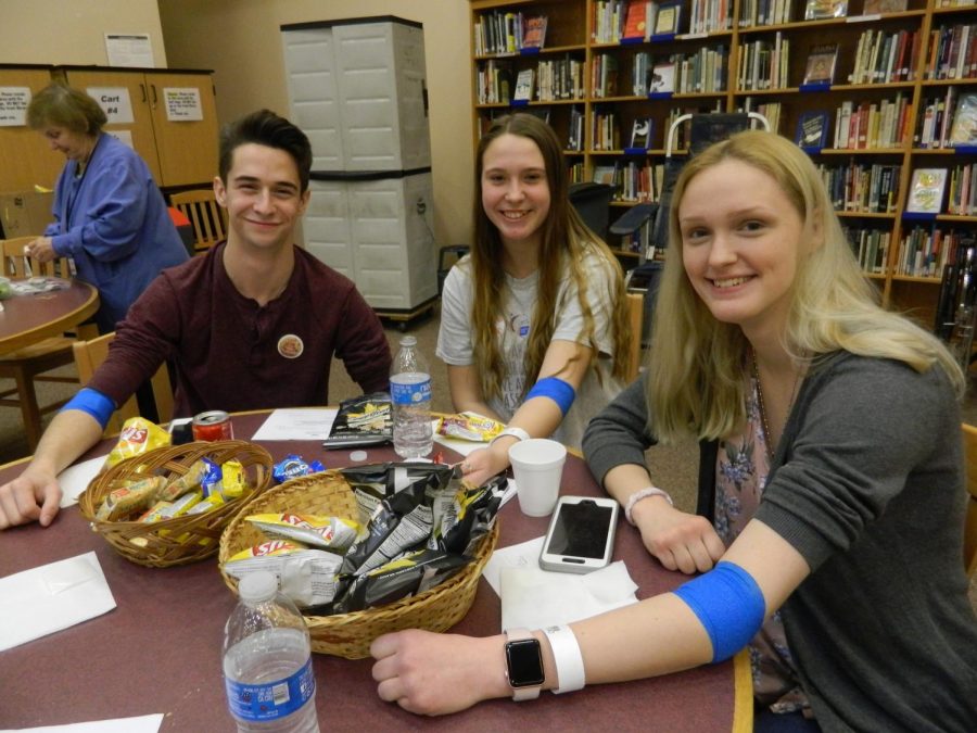 Seniors+Lauren+McGaha%2C+Kyle+Smith+and+junior+Jamie+Cavalano+gathered+at+the+refreshments+table+after+donating+blood.%0A%28Photo+by+Anna+Izeppi%29%0A