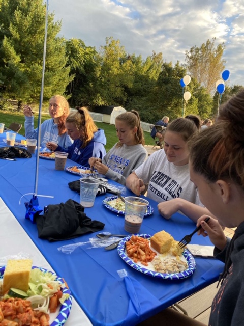 Field Hockey Team Scores a Pasta Dinner