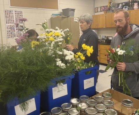 Faculty, Staff Work With FFA on Floral Arrangements