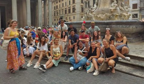 Students enjoy a relaxing moment in Italy while shopping from local vendors and visiting museums. (Photo Courtesy of Alda Cornec)