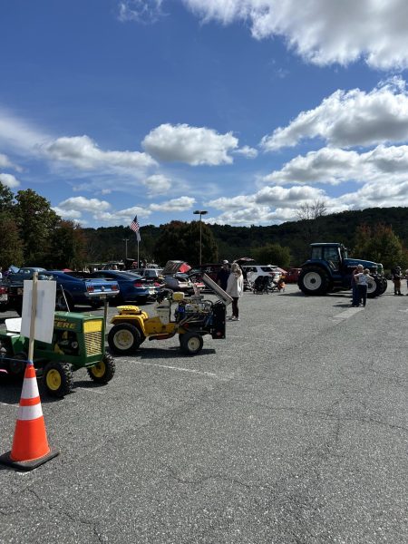 The Warren Hills community gathered to show their prized possessions in support of the FFA (Photo by Ava Snyder). 
